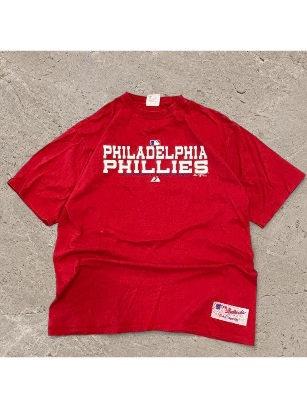Beautiful vintage 2005 Majestic Athletic Philadelphia Phillies red tee